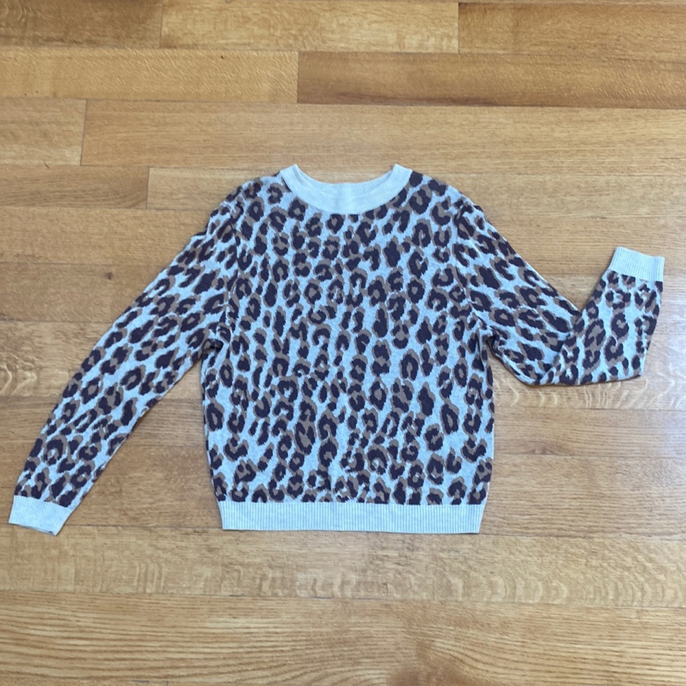 Crew neck Leopard print sweater- super soft and stylish ( like new condition)
